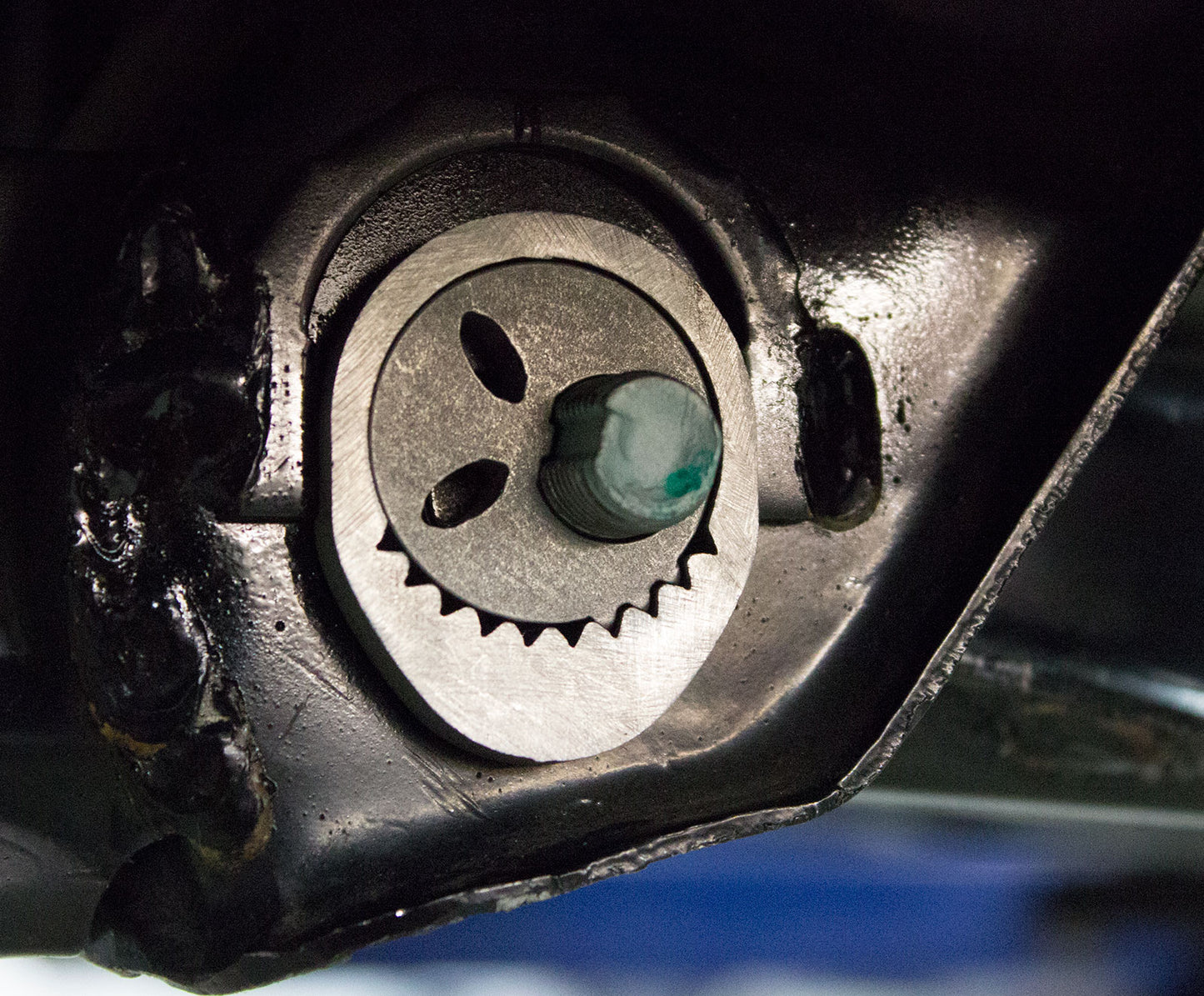 Alignment bolt kit with eccentric lock